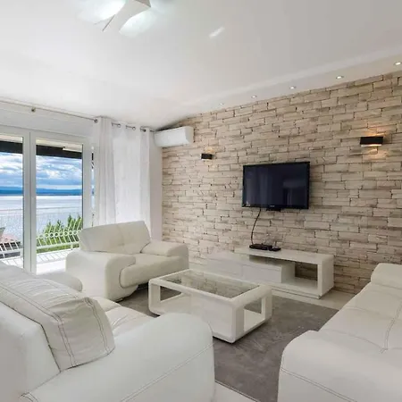 In 34977 Apartment *