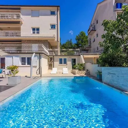 Apartment In 34977